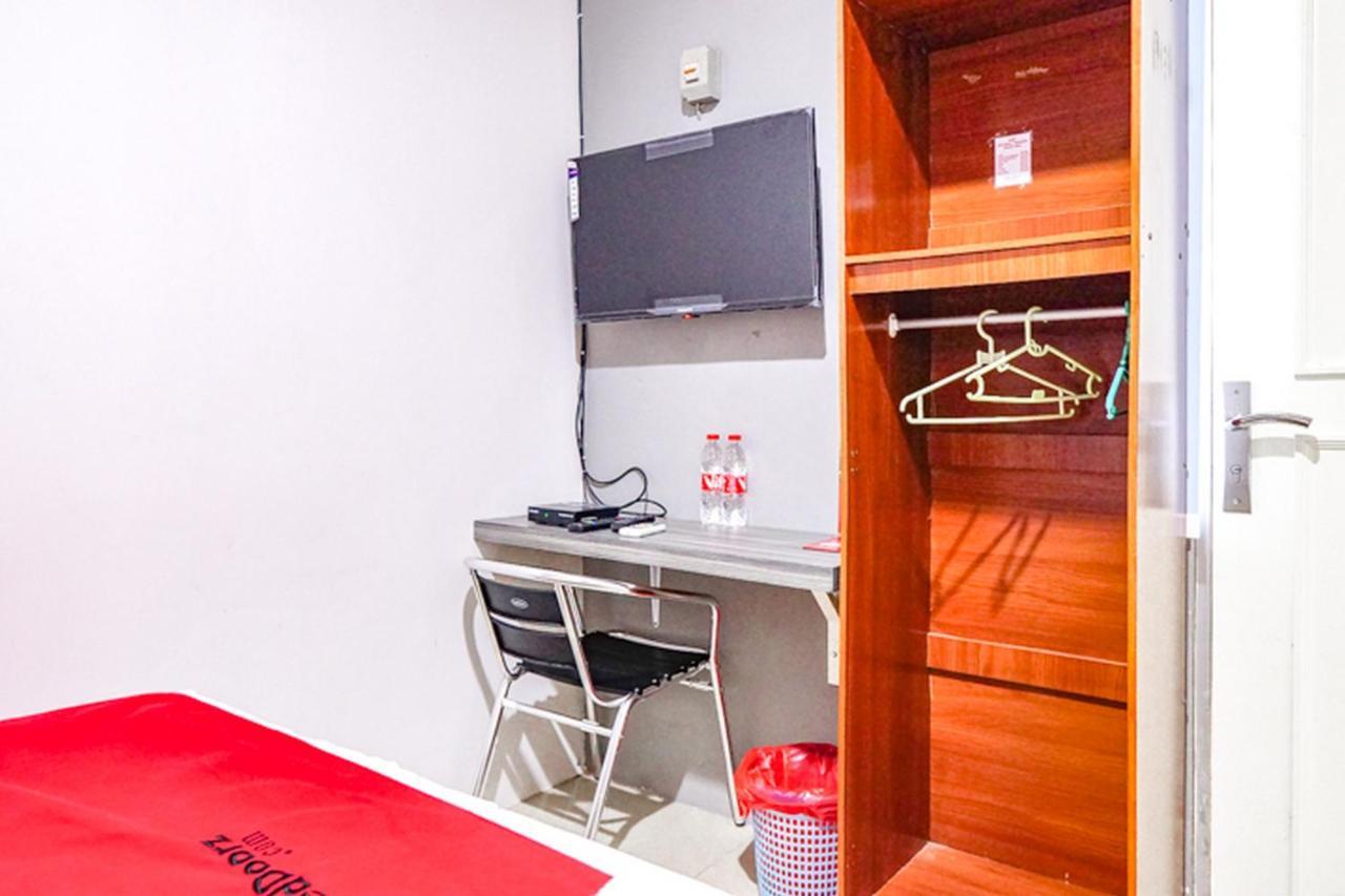 Отель Reddoorz @ Citraland Сурабая Экстерьер фото